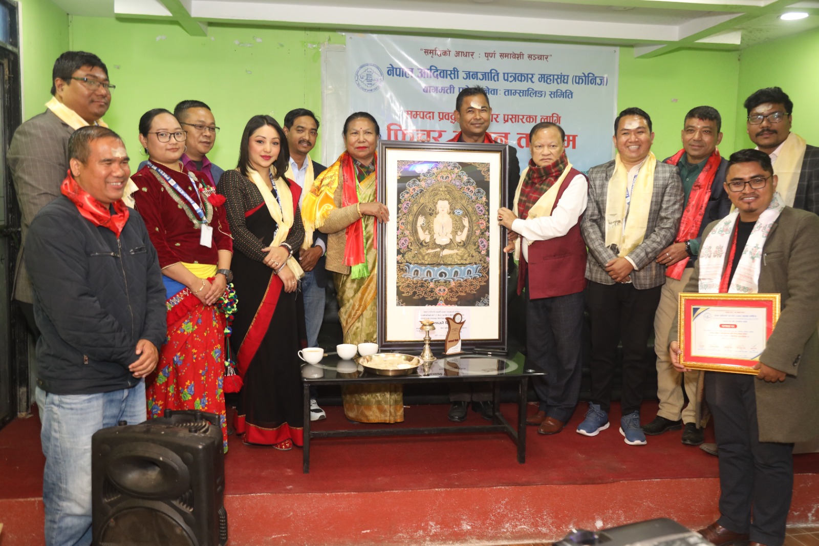 फिचर लेखन कार्यक्रमका प्रमुख अतिथि गोकर्णेश्वर नगरपालिकाका उपप्रमुख सान्नानी लामालाई मायाको चिनो प्रदान गर्दै न्हुजा गुठीका अध्यक्ष सुरबहादुर श्रेष्ठ